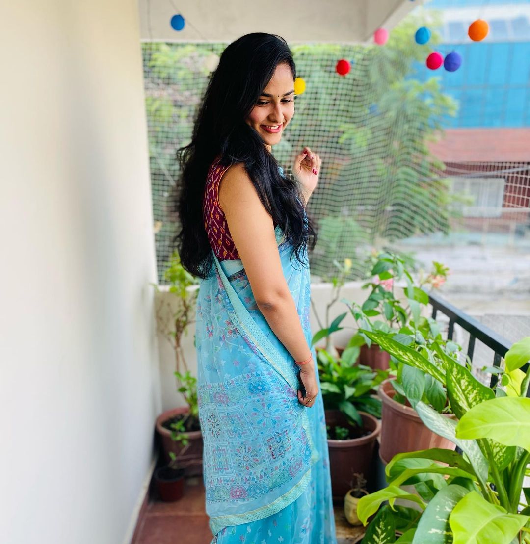 TELUGU TV ANCHOR KASI ANNAPURNA STILLS IN BLUE SAREE 4